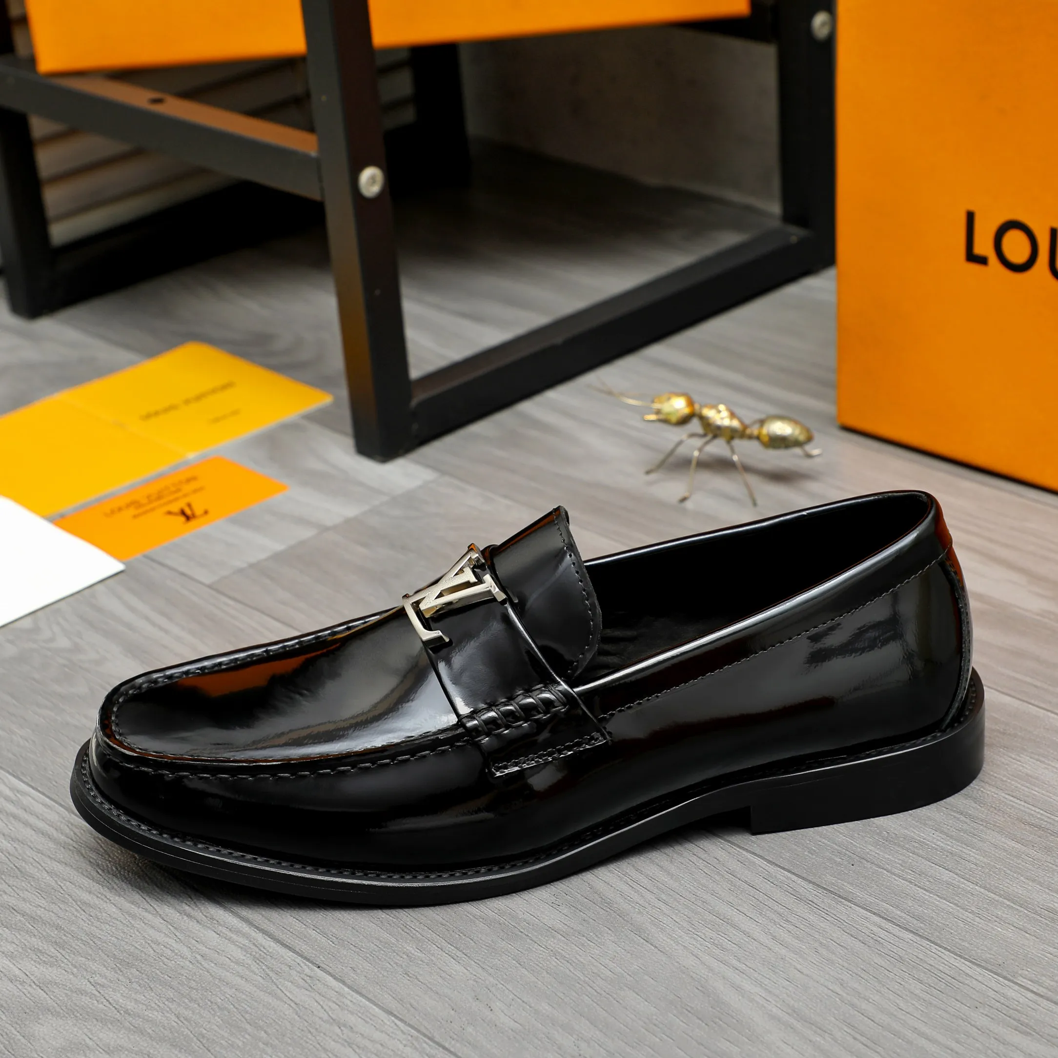 Men's shoes 💰442 Product trademark: LV "Louis Vuitton" business slip-on leather shoes Regular size: 38-46 (45.46 custom-made, non-returnable) Product materials: Selected patent cowhide upper, cowhide lining, original rubber outsole